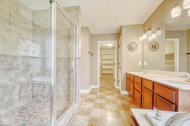 Building Photo - 2001 Cecil St