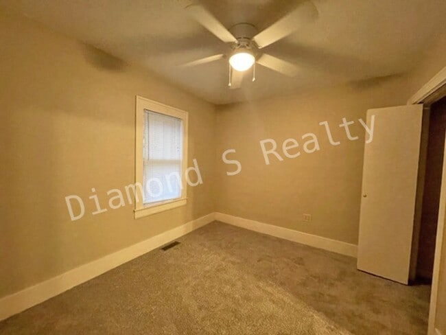 Building Photo - Charming Bungalow-Style Home Available Now