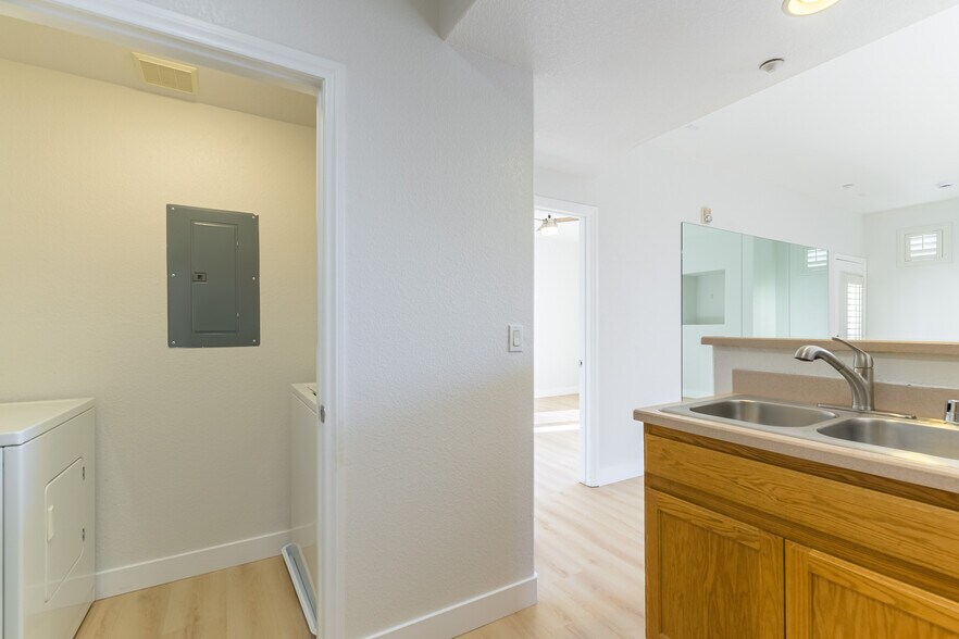 Building Photo - 5855 Valley Dr