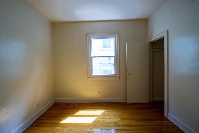 Building Photo - 3 Bedroom Apartment with Great View of Tho...