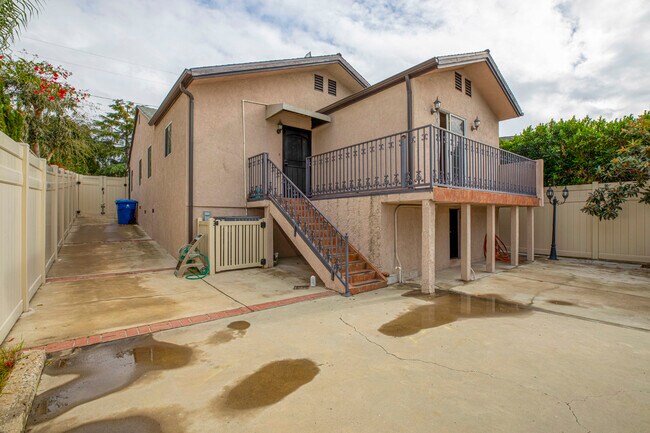 Building Photo - 10557 Helendale Ave