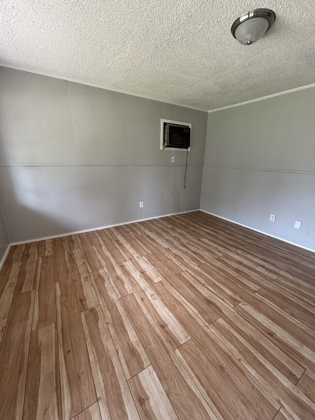 Building Photo - 433 Fleming Dr