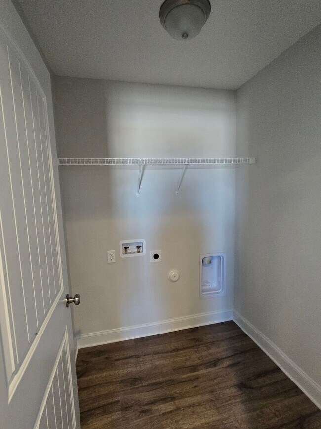 Building Photo - 918 Uplands Ln