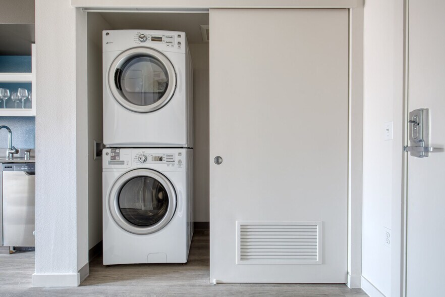 Building Photo - 1530 Belmont Ave