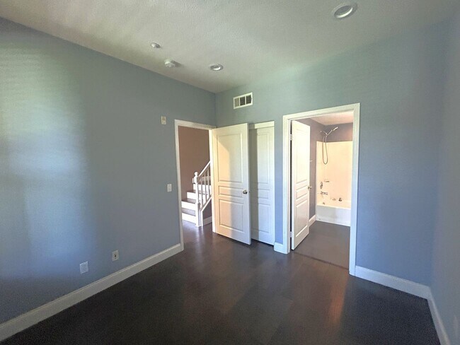 Building Photo - 133 Chantilly