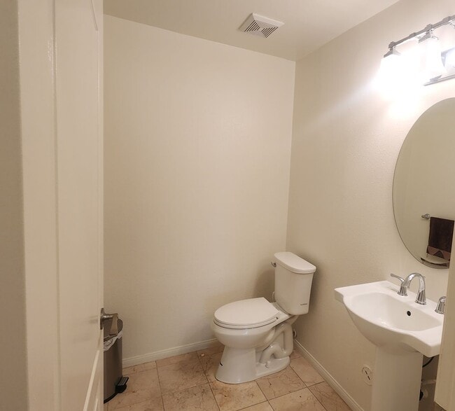 Building Photo - Amazing 2 story 4 bedroom home in Simi Val...