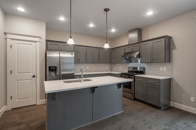 Building Photo - 9965 SE Taggart St