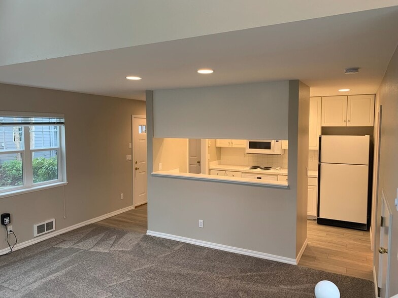 Building Photo - 9613 NW Miller Hill Dr