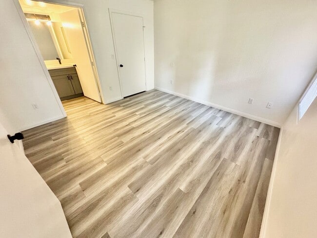 Building Photo - 2 Bedroom, 2 Full Bath Newly Renovated Con...