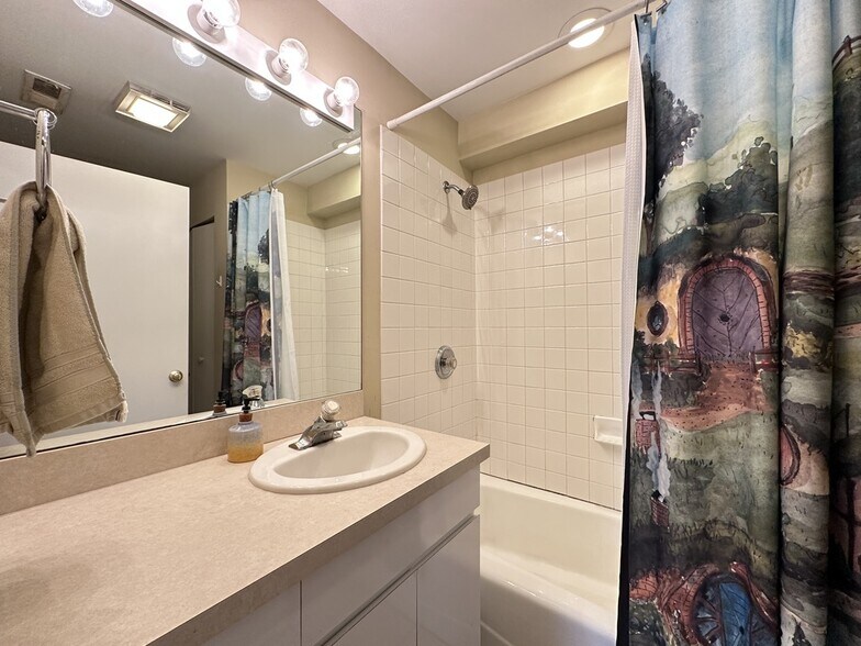 Building Photo - 3340 N Southport Ave