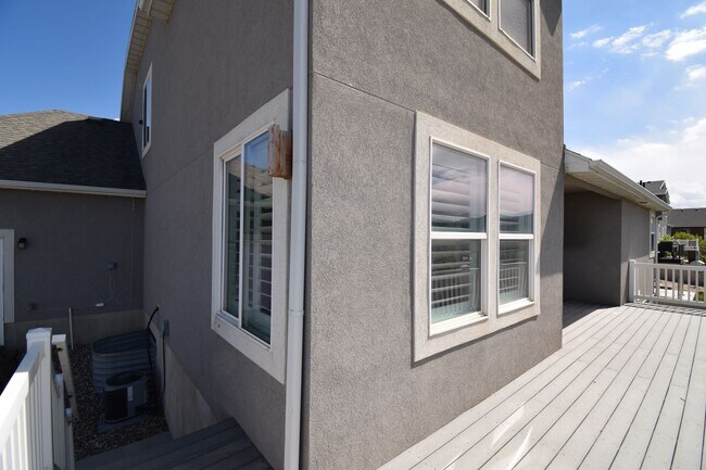 Building Photo - Spacious and Bright 5 Bed 3.5 Bath in Riverton!!