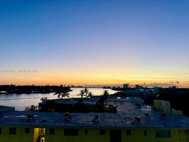 Building Photo - 900 Bay Dr