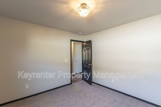 Building Photo - 1425 Sandstone Dr
