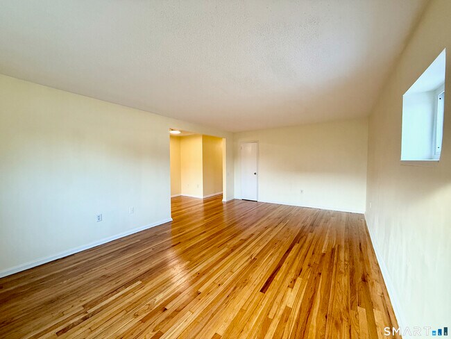 Building Photo - 570 Whitney Ave