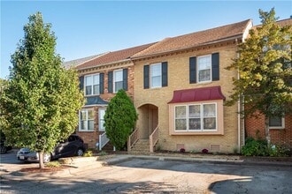 Building Photo - 670 Lord Dunmore Dr