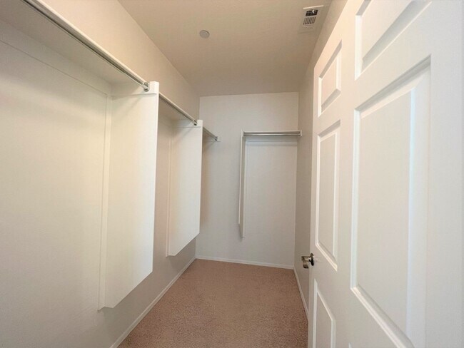 Building Photo - LIGHT, BRIGHT AND OPEN UPSTAIRS UNIT!