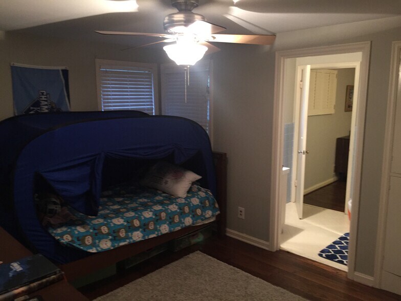 Building Photo - 2711 W 71st Terrace