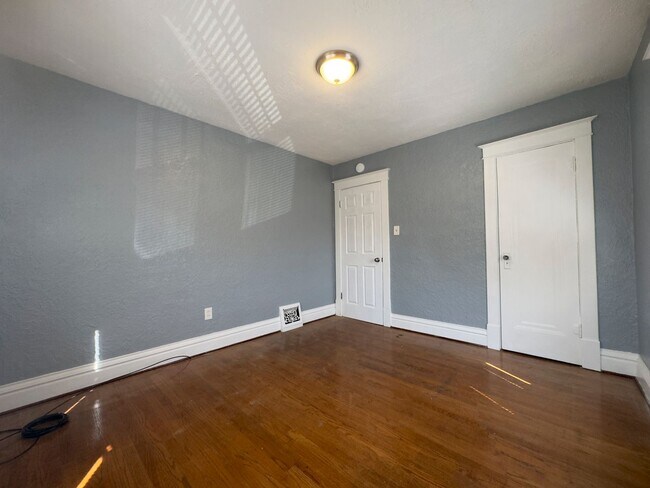 Building Photo - Charming 2-bedroom, 1-bath home featuring 900 sq. ft. of comfortable living space