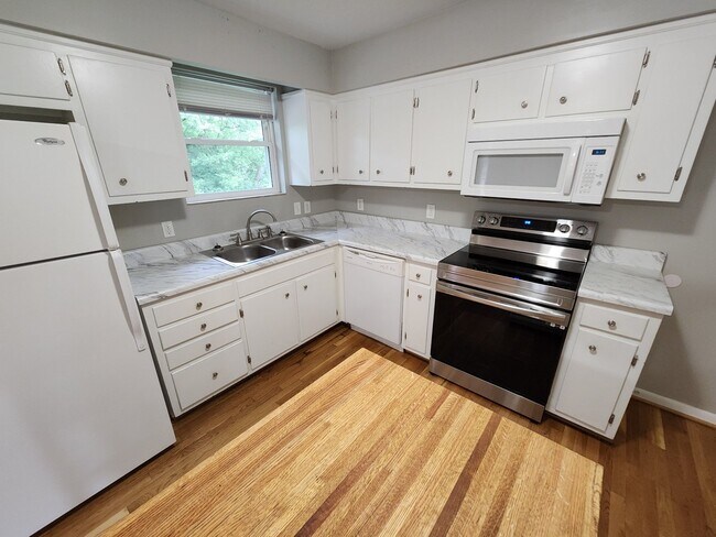 Building Photo - COMING SOON... Spacious 3R/1.5BA in Wilson...