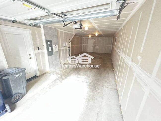 Building Photo - Spacious Townhome in Lynnwood Available Now!