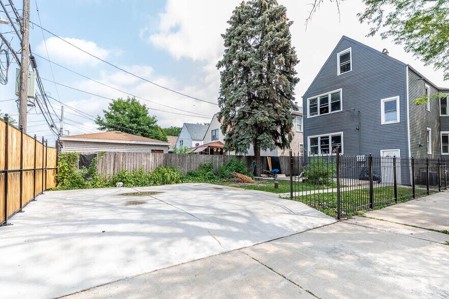 Building Photo - 2200 N Kenneth Ave