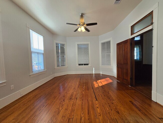 Building Photo - Large one story 3 bedroom Victorian cottage