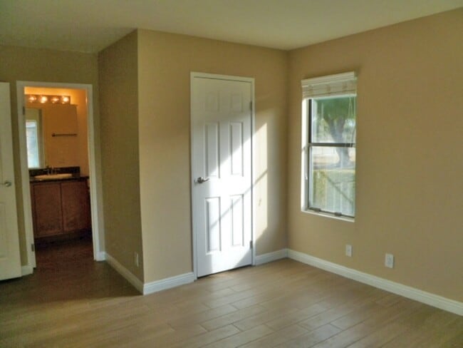 Building Photo - Palm Lake Villas Condo #130