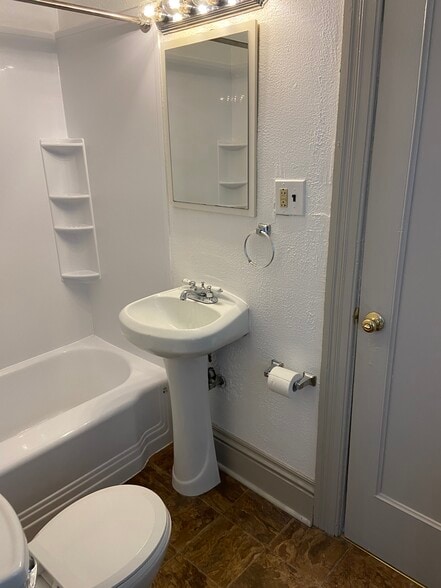 Full bath - 106 Edgerton St