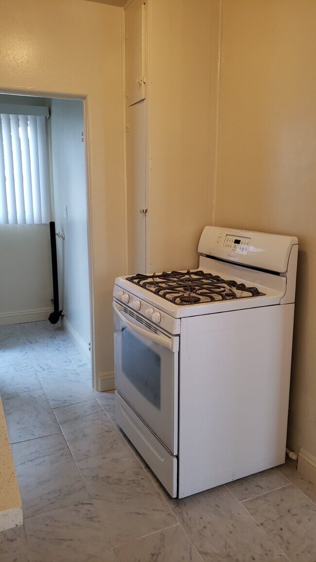 Range laundry hook up - 1127 W Diamond St