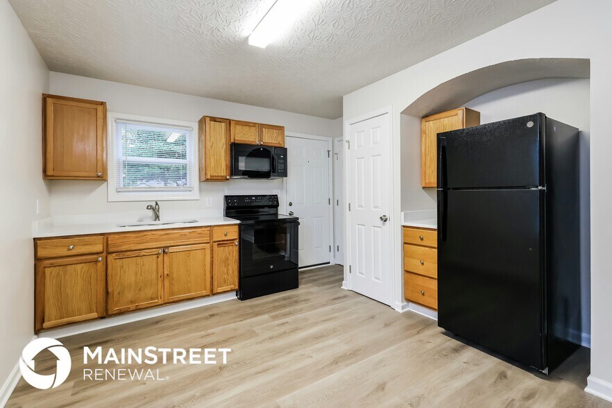 Building Photo - 2900 Wyandotte Ave