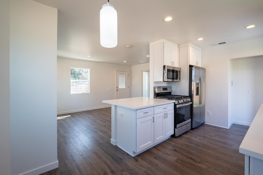 Building Photo - 404 E 15th St