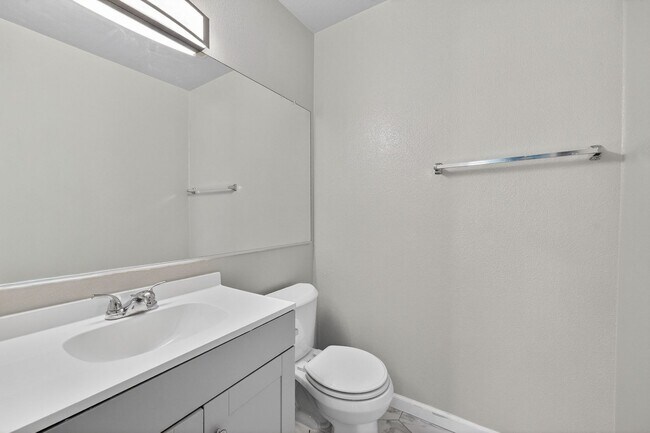 Building Photo - Newly renovated 2 bedroom, 2.5 bath townhome available in Chula Vista!