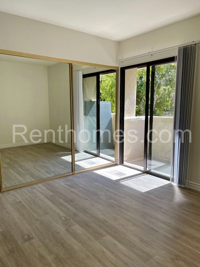 Building Photo - 2718 Ariane Dr