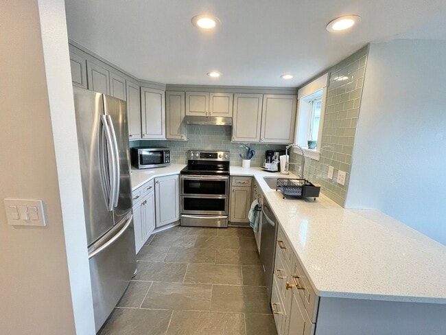 Building Photo - Remodeled 3-Bedroom Penthouse Condo with Views!