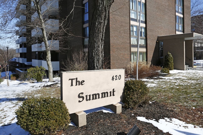 Building Photo - The Summit
