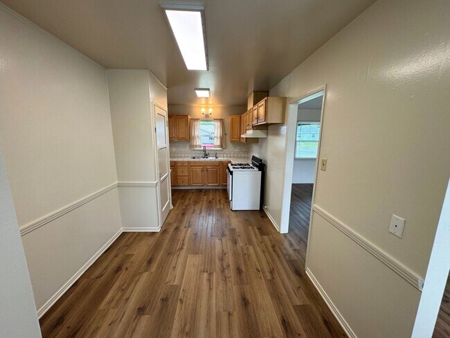 Building Photo - Quaint Midtown Home with New Wood Flooring & Large Yard!!