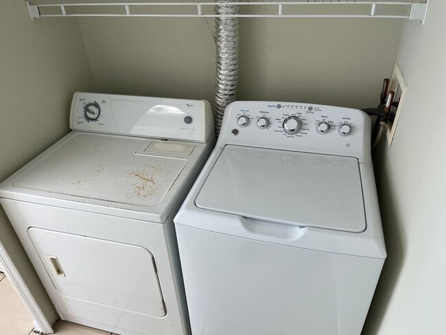 Building Photo - 3bed/2bath townhouse close to Disney includes utility (restrictions apply)