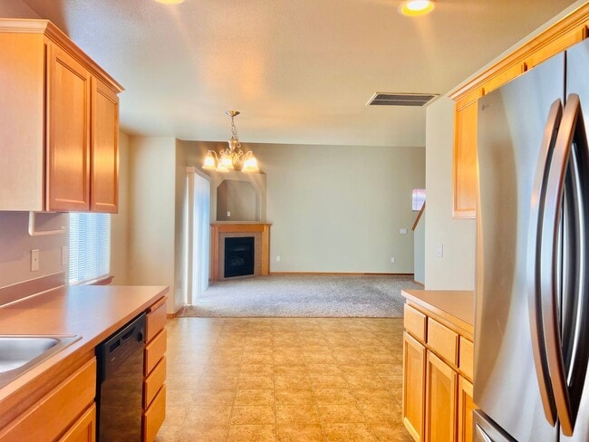 Building Photo - Enormous 4 Bed 2.5Bath + Bonus Room Great Lacey Neighborhood