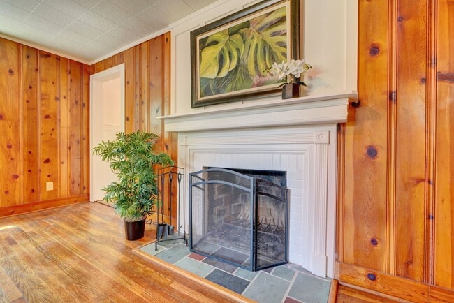 Building Photo - Charming Cape Cod Home - Fenced Yard, Detached Garage, Pet Friendly!