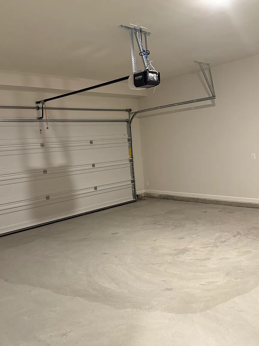 Building Photo - Room in Townhome on Greyton Dr