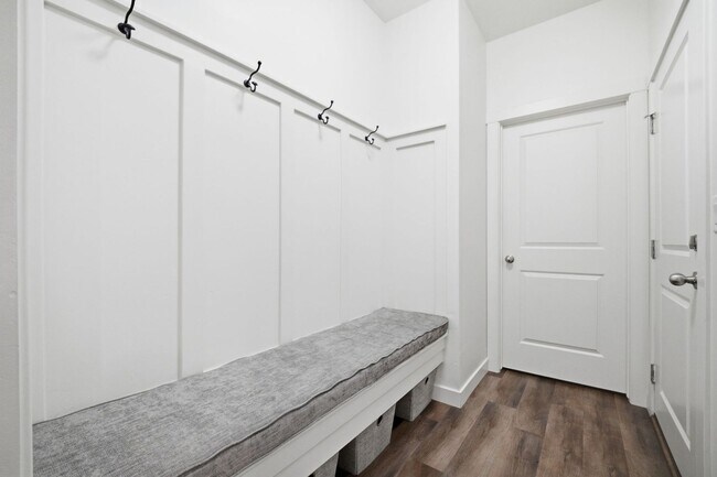 Building Photo - 394 W Pkwy Dr