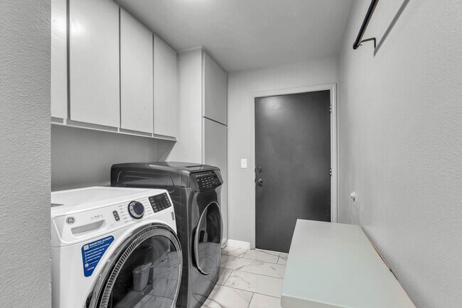 Building Photo - 6515 Amber Dr