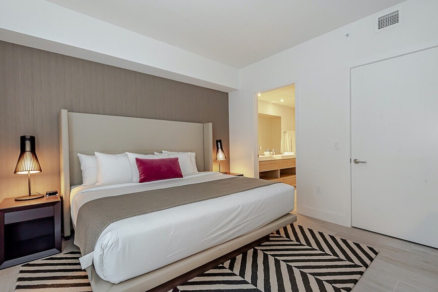 Building Photo - 4010 S Ocean Dr