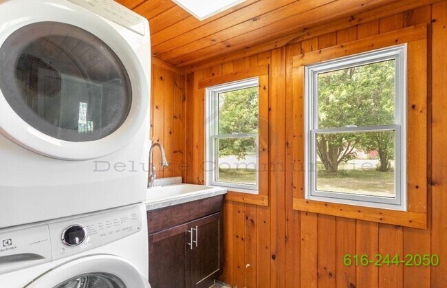 Building Photo - Zeeland Gem! Gorgeous 2 Bed/2 Bath Single-...