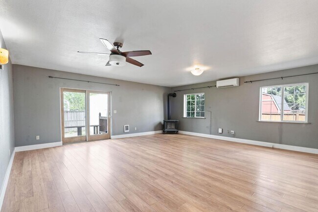 Building Photo - Unique, spacious 4-bdrm/3-bath Craftsman w/ lots of character. Bonus room, near Alberta District!