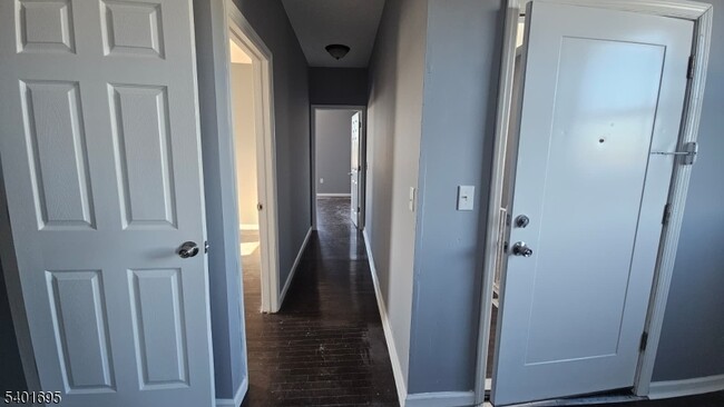 Building Photo - 426 S 9th St