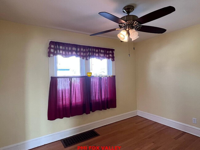 Building Photo - NICE house with wood floors