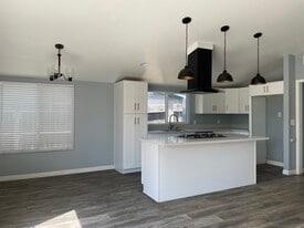 Building Photo - 512 W Woodcrest Ave