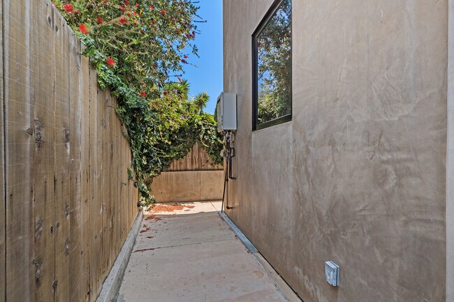 Building Photo - 148 W Marquita