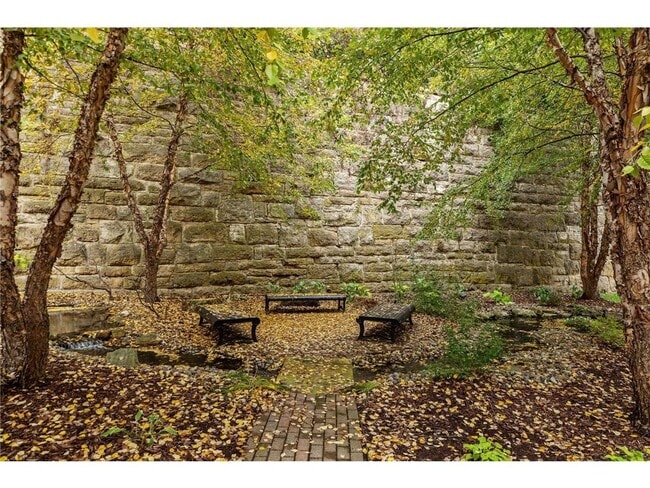 Building Photo - 640 Main St N